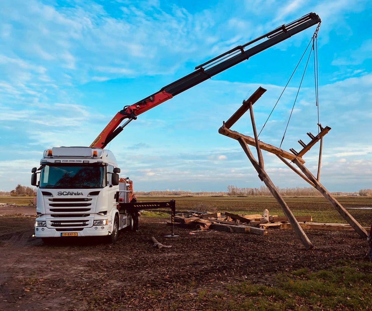Eigen vrachtwagen met laadkraan voor transport in Noord-Nederland